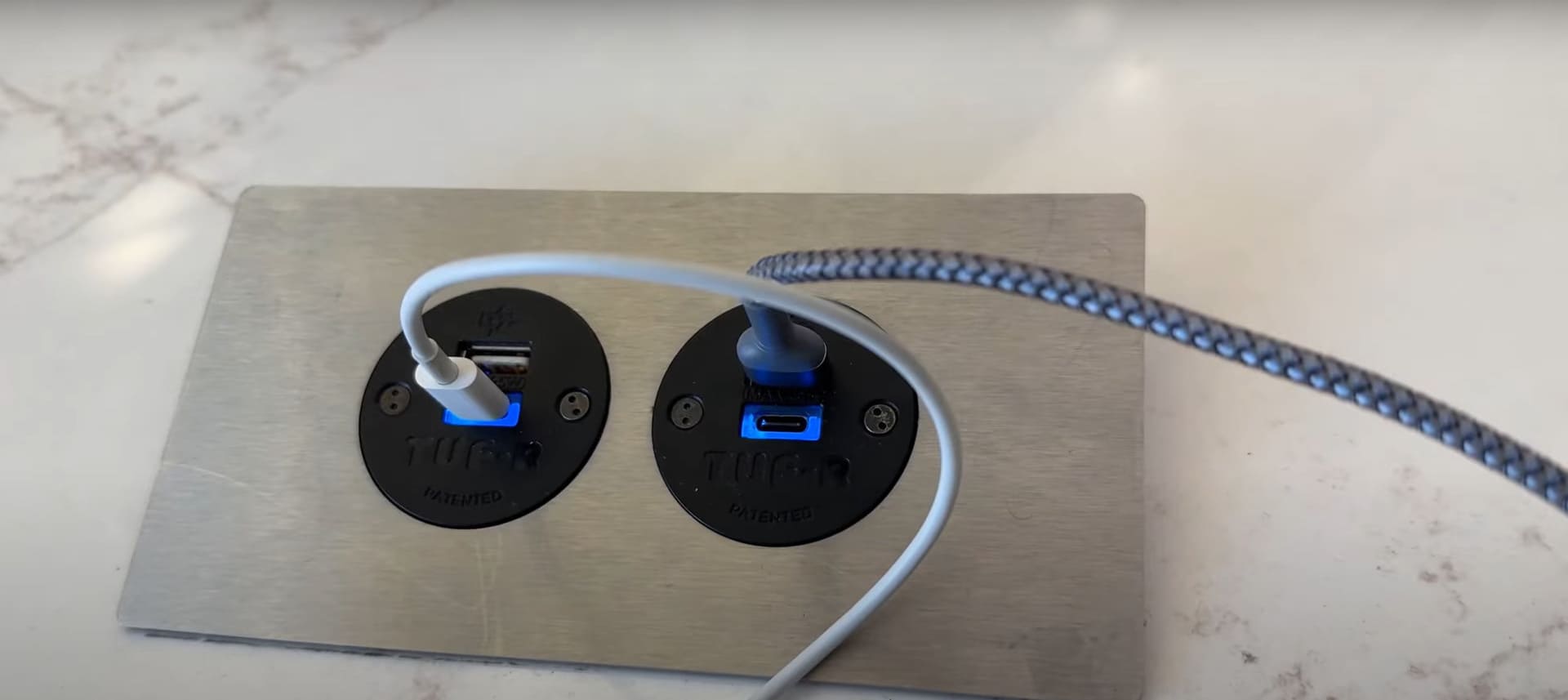 diem-sac-dien-thoai-tai-san-bay-hong-kong