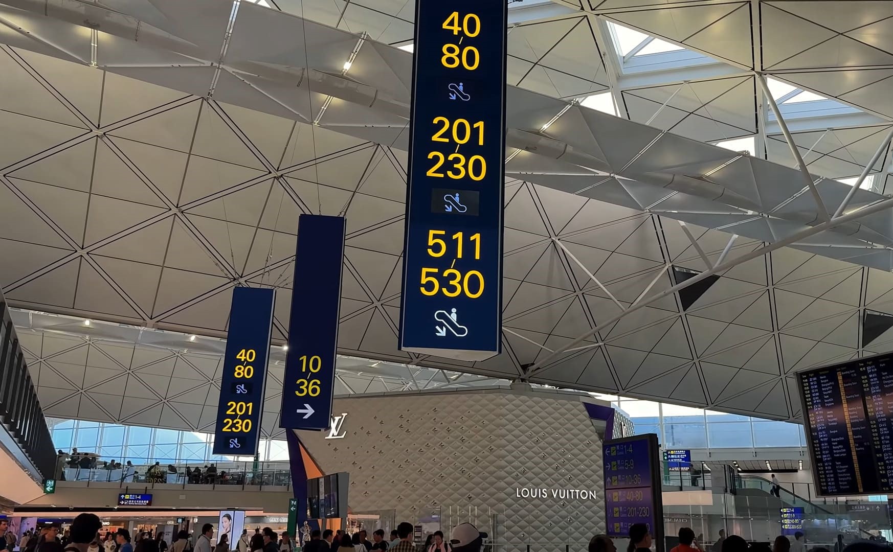 di-chuyen-transit-tai-san-bay-hong-kong-co-de-dang-khong